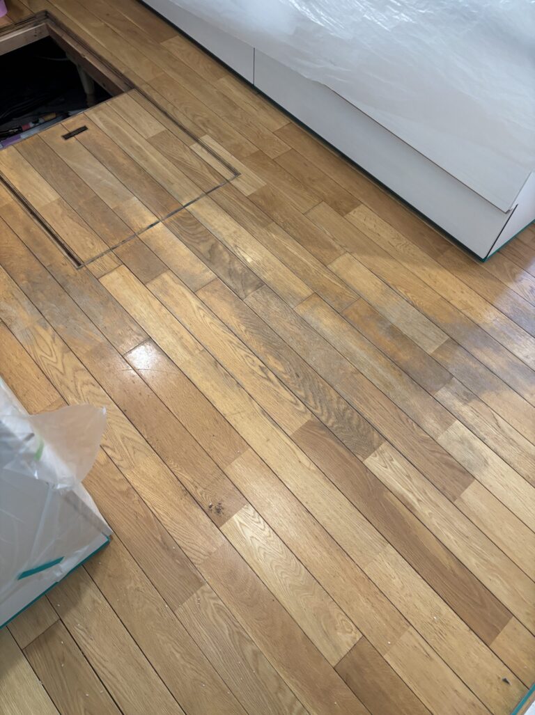 水シミと汚れが残るキッチン周りの無垢フローリング（研磨前）