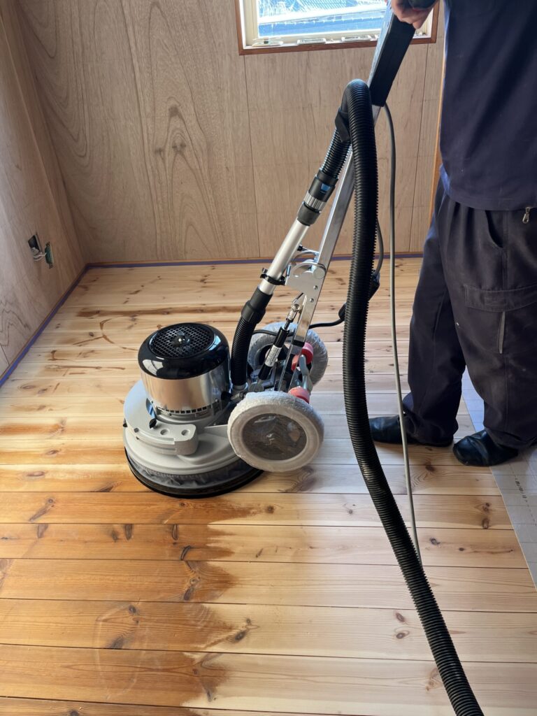 パイン材　床研磨の様子