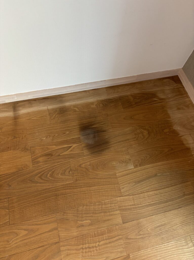 洗濯物の湿気でできた無垢材のシミ