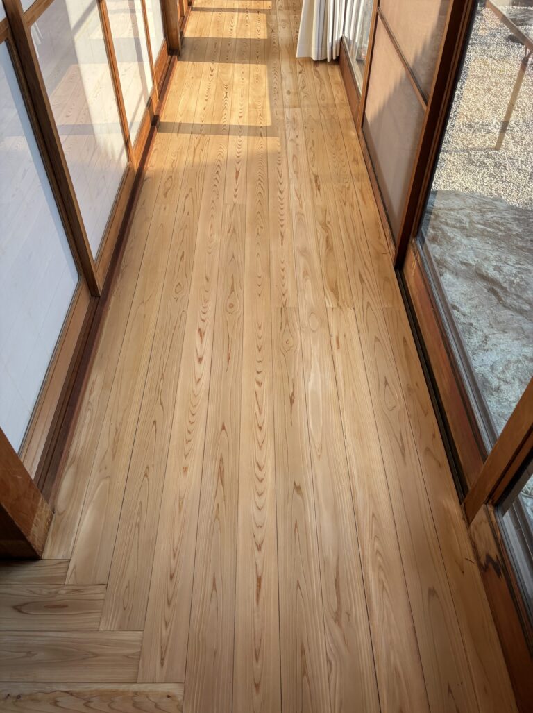 白木ワックスで綺麗に再生した戸建て廊下の無垢フローリング（施工後）