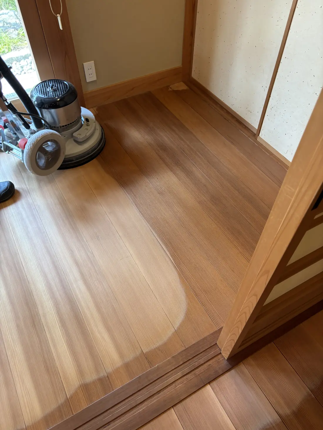 杉の縁甲板を研磨している途中の様子。削った部分だけ白木に戻っている