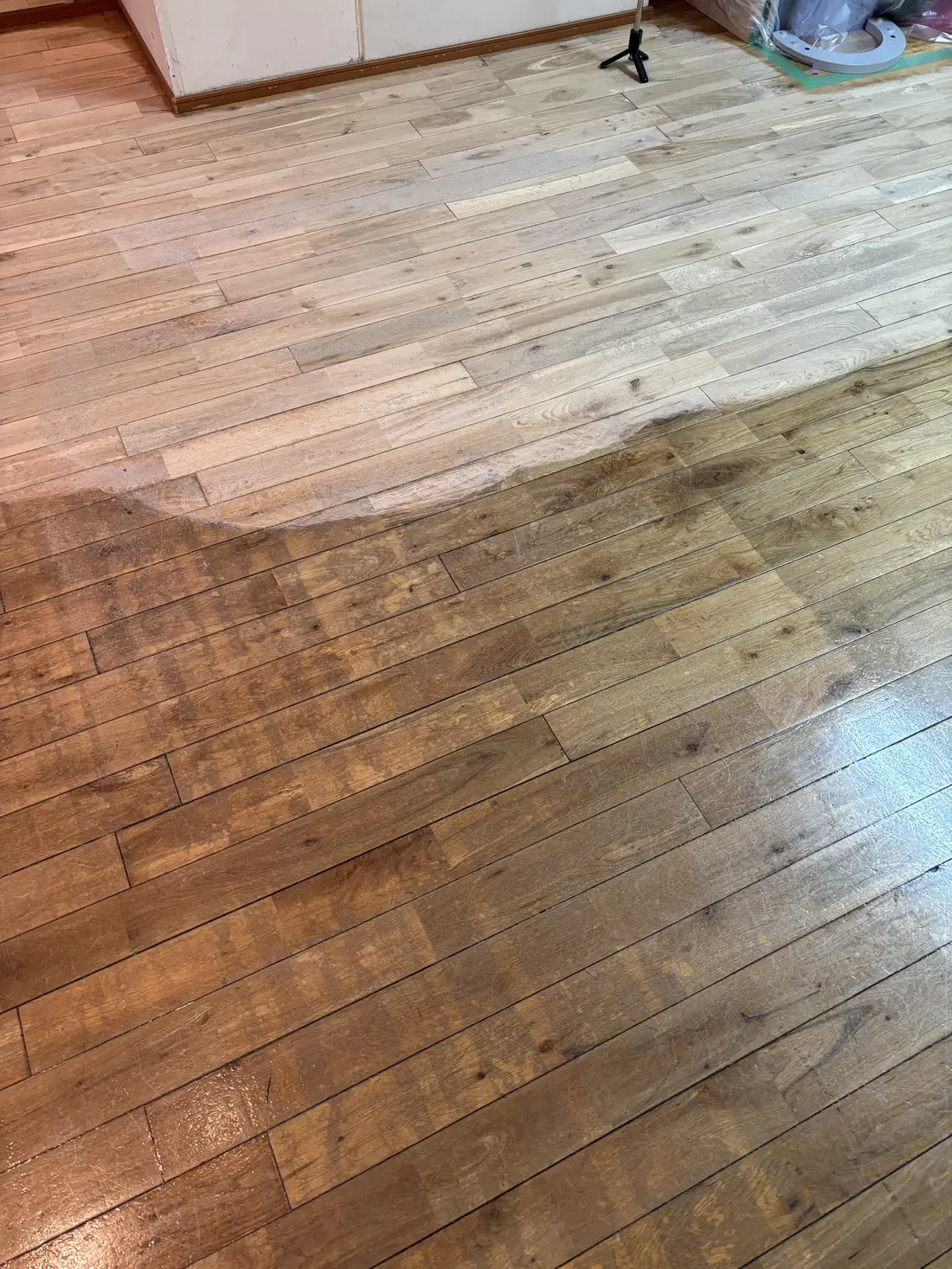 研磨した部分とワックスが残る部分の境目。削った側はワックスが取れて白木に戻っている