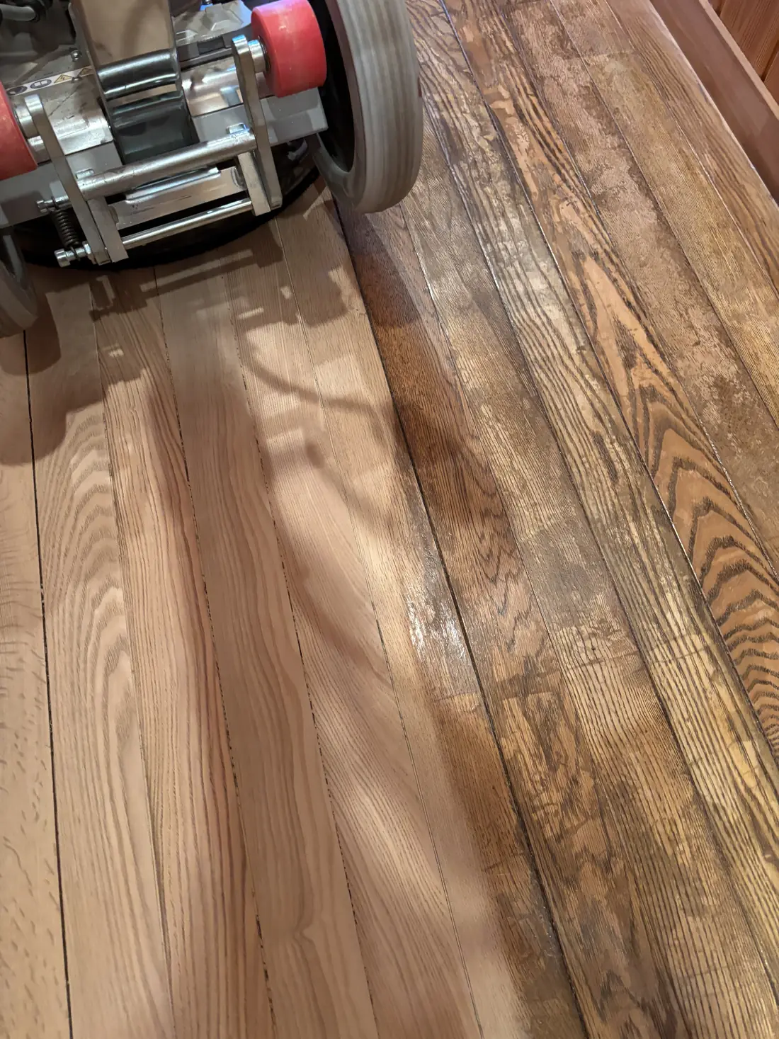 研磨機でワックスごと削っているところ。左は削った明るい木肌、右はワックスが残った濃い色