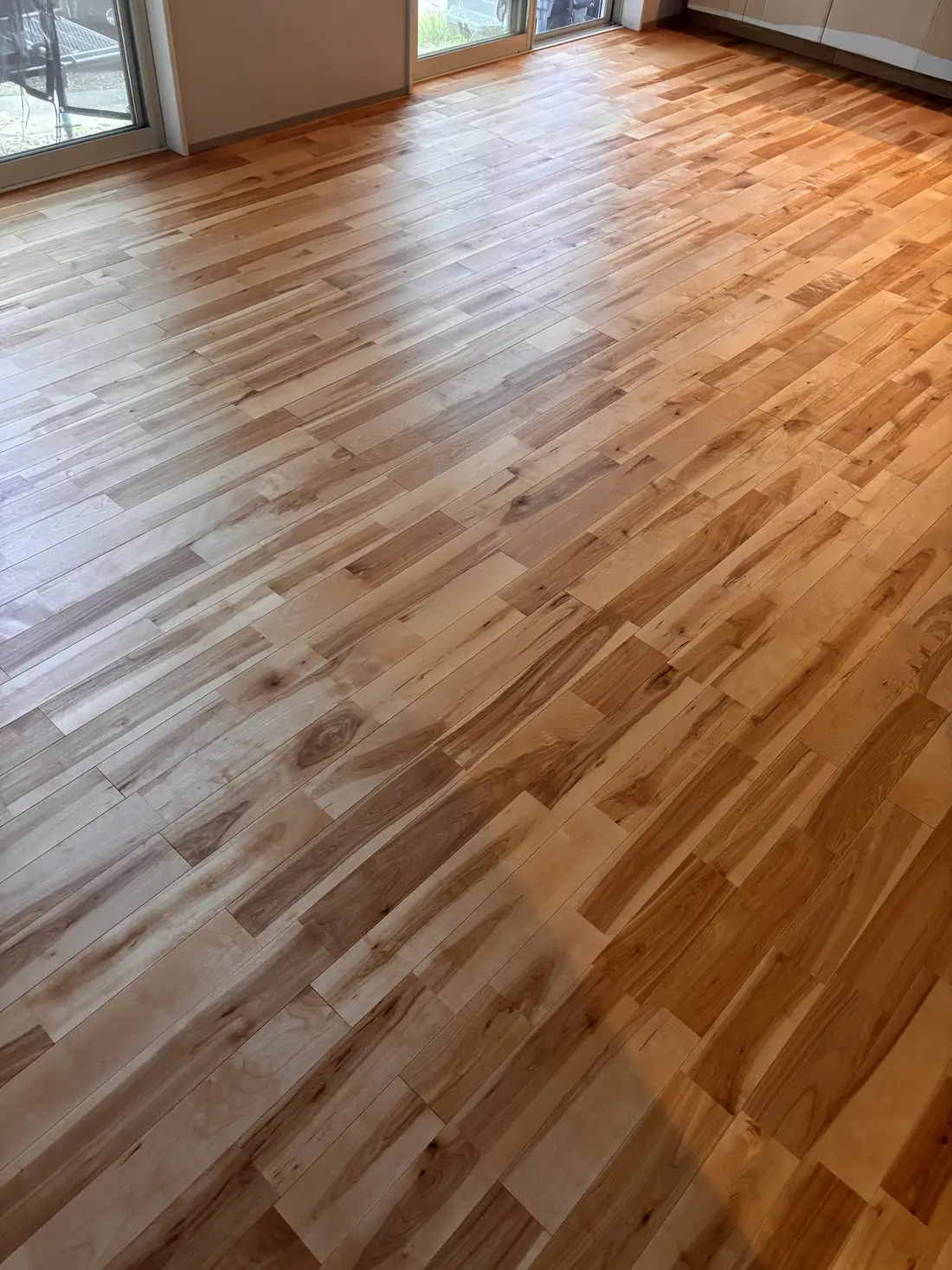 研磨と塗装で再生した無垢フローリングの部屋全体