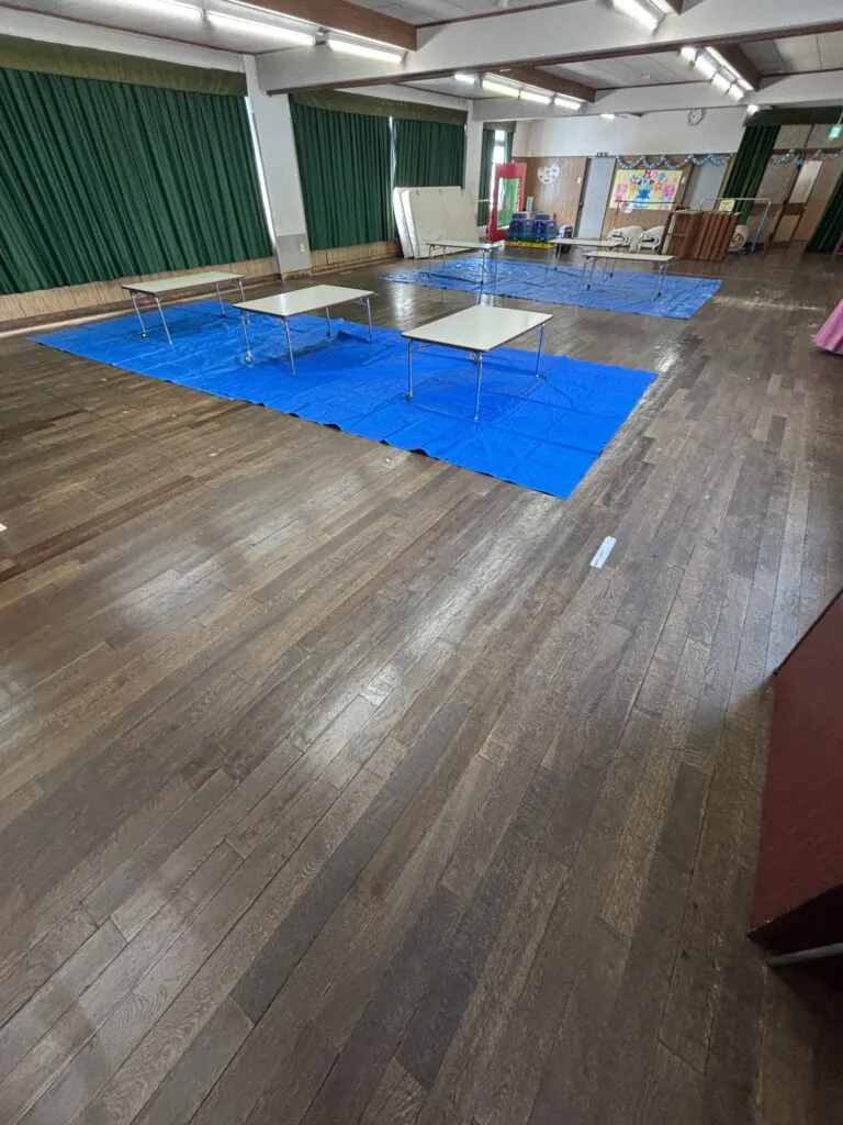 使用で摩耗した幼稚園遊戯室の無垢フローリング（研磨前）